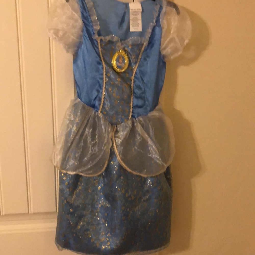 Disney singing Cinderella costume size 4-6X.  EUC.